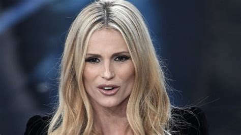 Michelle Hunziker a Sanremo 2018 mostra un seno perfetto